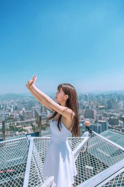 《卖房子的女人》,出轨的女人